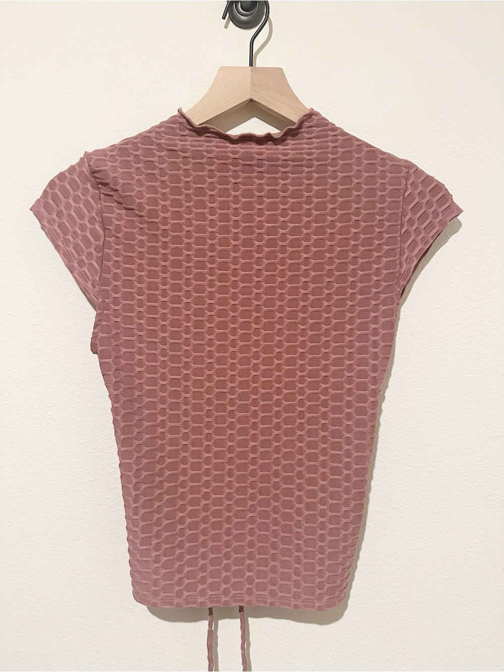 Urban Outfitters Textured Open Back Short-Sleeve Top in Dusty Rose - Medium